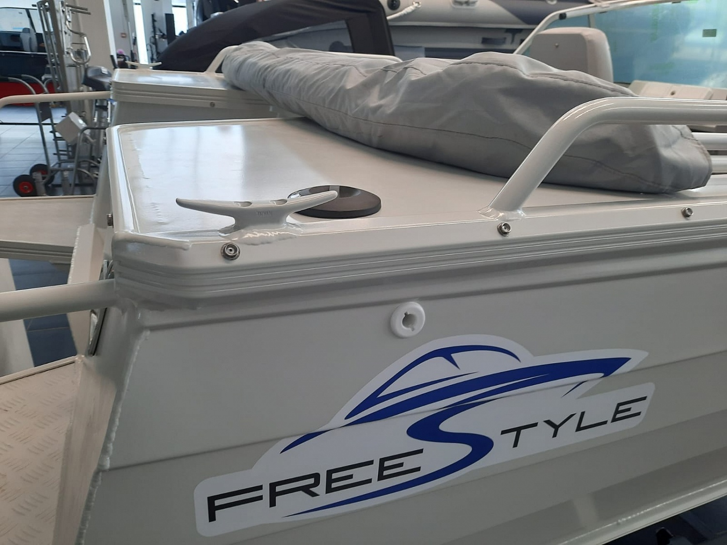 По предзаказу доступна обновленная версия катера FreeStyle 475 Bow rider FISH  
